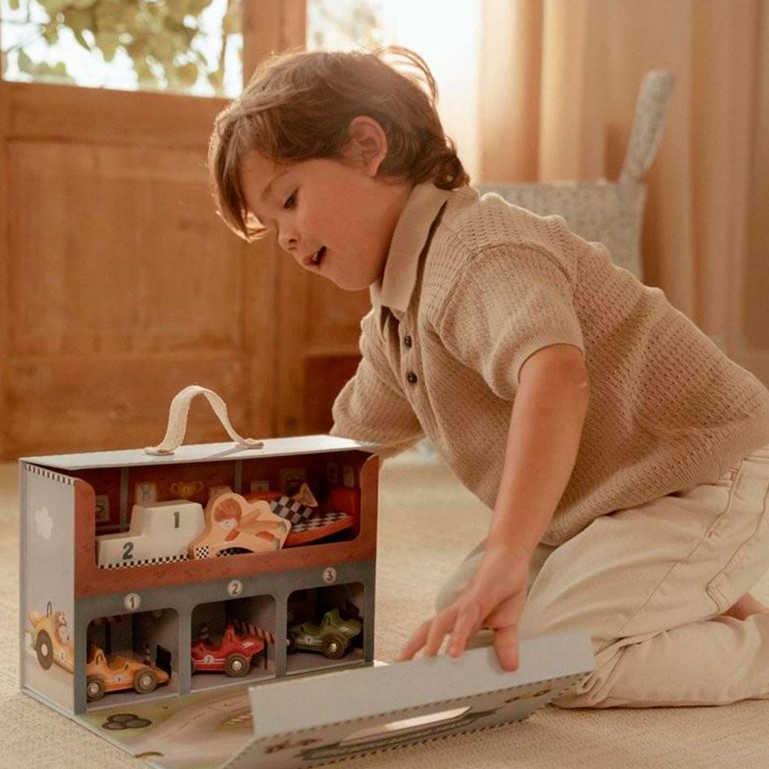 Caja de Juego con Pista de Carreras