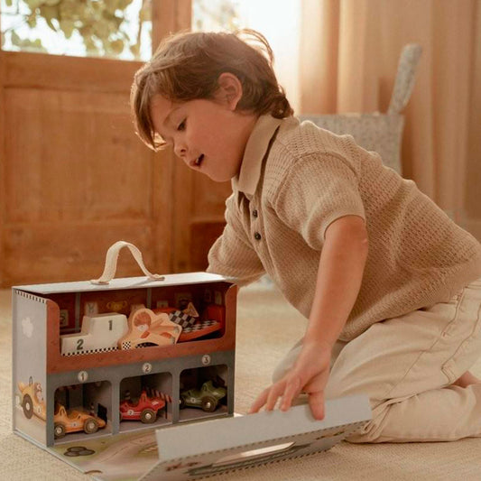 Caja de Juego con Pista de Carreras