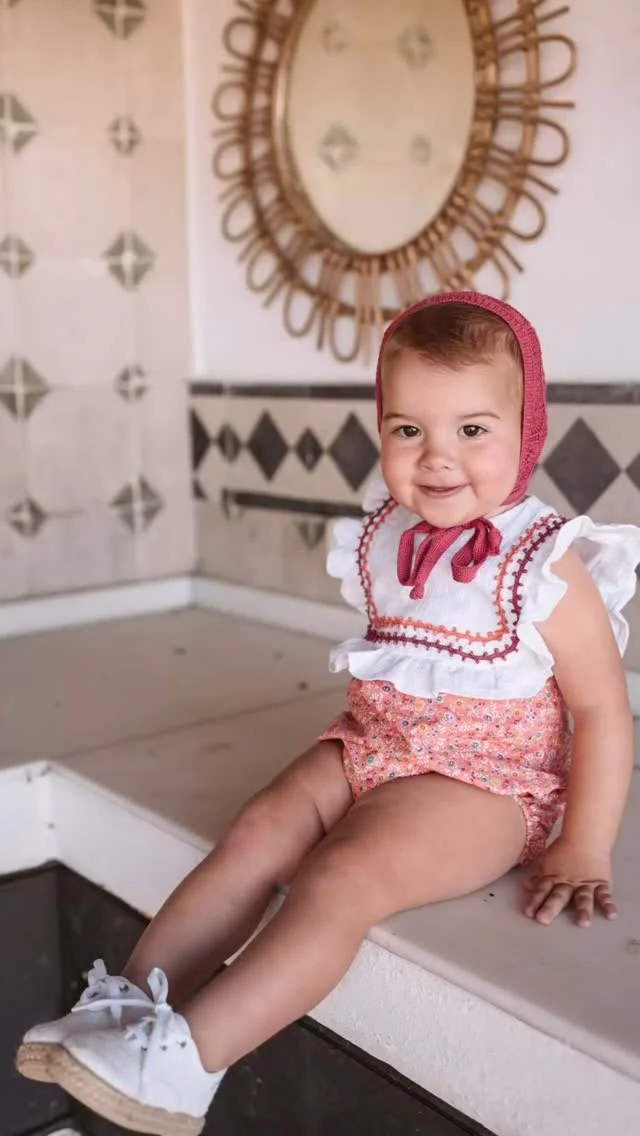 De la mano de mi pequeña bichito os traemos la colección Rodas 💐

🏖️ Con un estampado floral en un colorido de lo más veraniego

🏖️ El pelele Rodas se caracteriza por un patrón diferente, donde combinamos tejido bordado con el estampado floral y ondulinas para obtener el pelele más bonito del mundo.

🏖️ Y lo mejor es que tendremos opciones para toda la familia a juego, ¡esto es para morir!