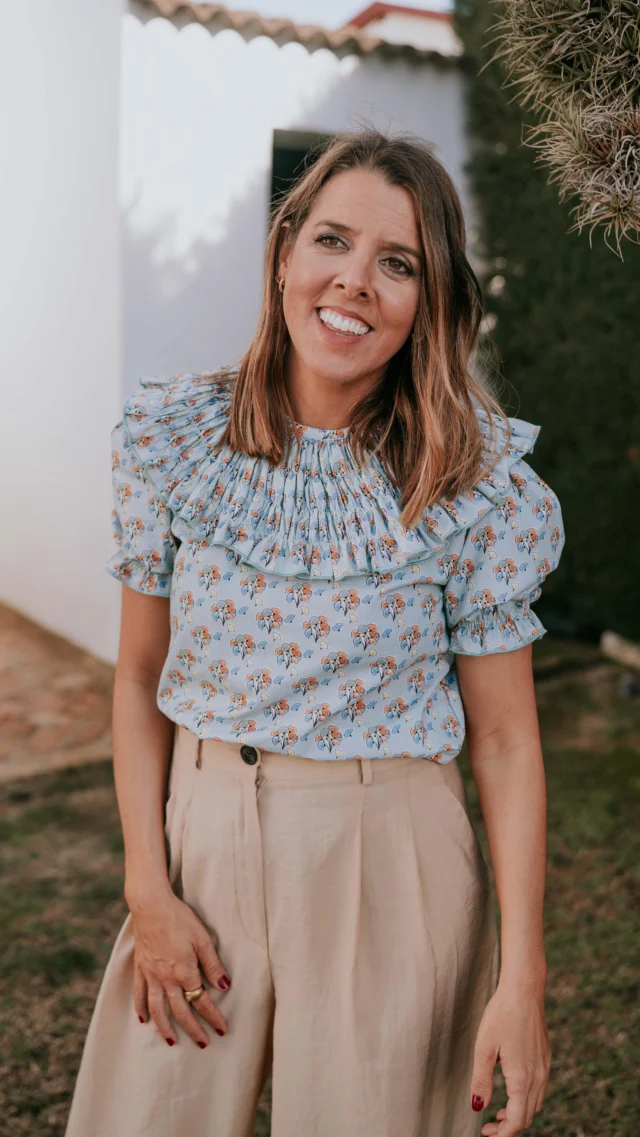 ✨ Como piensan que es ser dueña de una marca de moda infantil... vs la realidad ✨

Seguro que en vuestra mente 🧠 pensáis que esto es todo glamour, reuniones súper molonas con proveedores, y prendas súper preciosas que diseño en 5 minutos. 
Lo que realmente pasa: estoy enterrada en telas, no me caben más tareas para hacer en la pizarra, cargo continuamente con cajas 📦 más pesadas que yo, me faltan manos para contestar a todas las llamadas/emails/mensajes directos. 😮‍💨

En este reels os enseño (con un poco de humor) la verdad de ser dueña de una marca de moda infantil, con todo el caos, las risas y los momentos inesperados que me surgen a diario. Porque, admitámoslo, ser mamá y emprendedora a veces es más difícil (y caótico) de lo que imaginé. 😅

PD: la última frase me define al 100%. No salgo de una para meterme en otra. 🫣🤭

¿Alguna emprendedora en la sala que se sienta identificada?